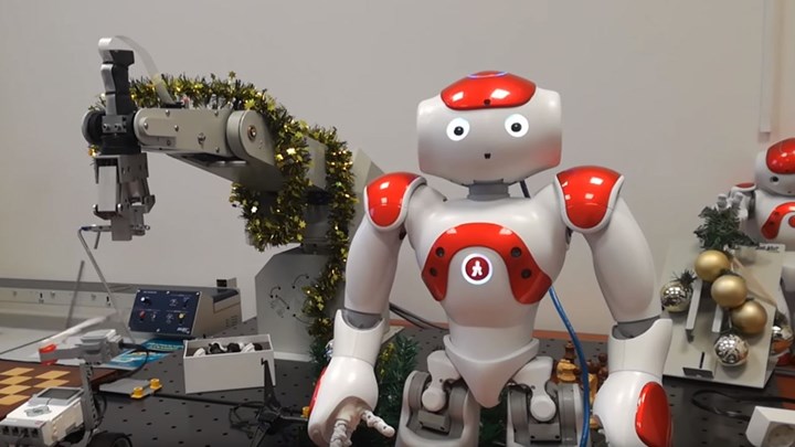 Κοζάνη: Ρομπότ στολίζει το χριστουγεννιάτικο δέντρο και λέει τα κάλαντα