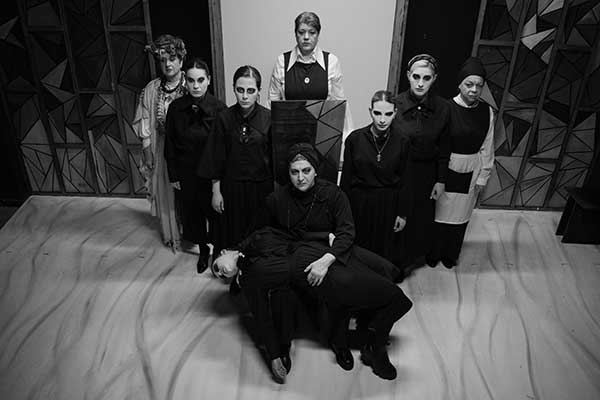 Συνεχίζονται από το Ονειρόdrama με μεγάλη επιτυχία οι παραστάσεις του τελευταίου έργου του Φεντερίκο Γκαρθία Λόρκα “Το σπίτι της Μπερνάρντα Άλμπα”